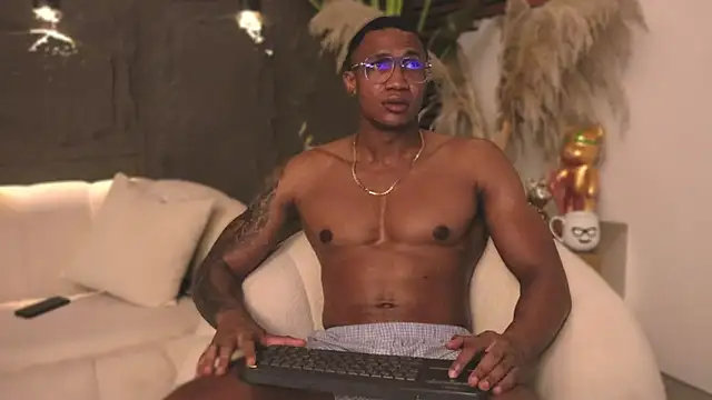 Snapshot of Logan_Varela chatting on February 2025 06:02:02 PM Logan Varela online show from February 2025 06:02:02 PM