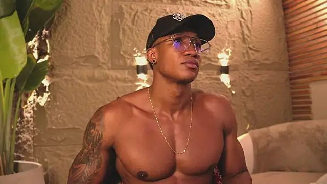 Snapshot of Logan_Varela chatting on March 2025 01:43:01 AM Logan Varela online show from March 2025 01:43:01 AM