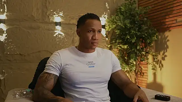 Snapshot of Logan_Varela chatting on November 2025 12:16:02 AM Logan Varela online show from November 2025 12:16:02 AM