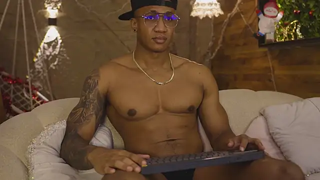 Snapshot of Logan_Varela chatting on December 2025 01:04:02 PM Logan Varela online show from December 2025 01:04:02 PM