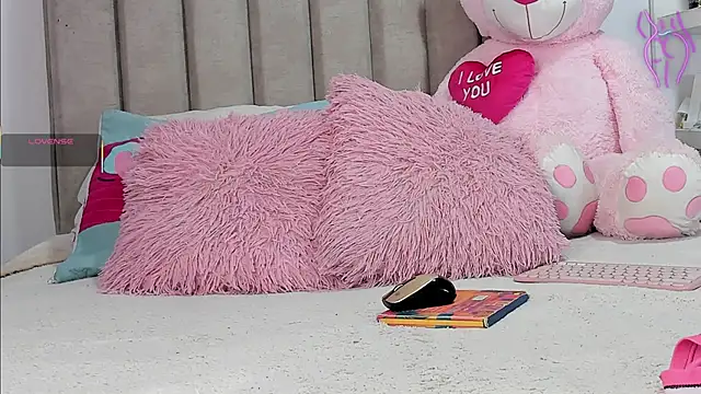 Snapshot of Queen_Antonella_Oficial chatting on October 2025 06:21:01 AM Queen Antonella Oficial online show from October 2025 06:21:01 AM