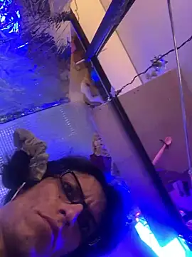 gurlnips online show from September 2025 08:25:02 AM