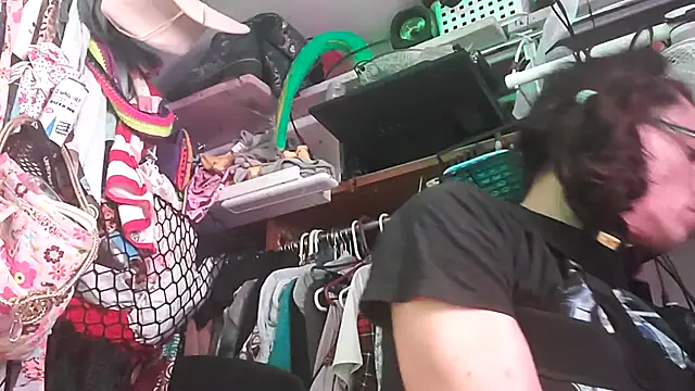 gurlnips online show from February 2026 12:04:02 PM