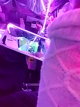 gurlnips online show from April 2026 09:47:01 AM