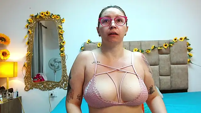 Snapshot of IsisDuzan chatting on January 2025 04:18:02 AM IsisDuzan online show from January 2025 04:18:02 AM