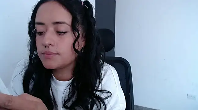 jjulietha95 online show from January 2025 02:39:01 PM