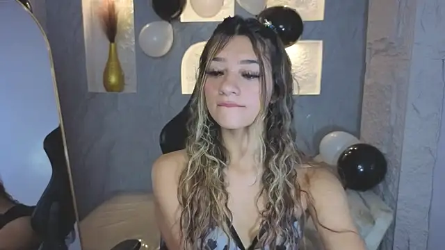 Snapshot of Laurita_b chatting on December 2025 07:54:02 PM Laurita b online show from December 2025 07:54:02 PM