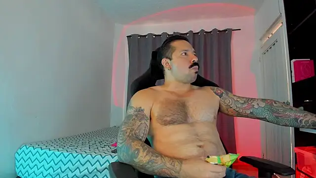 Snapshot of FreeLoveCouple chatting on December 2025 03:18:02 PM FreeLoveCouple online show from December 2025 03:18:02 PM