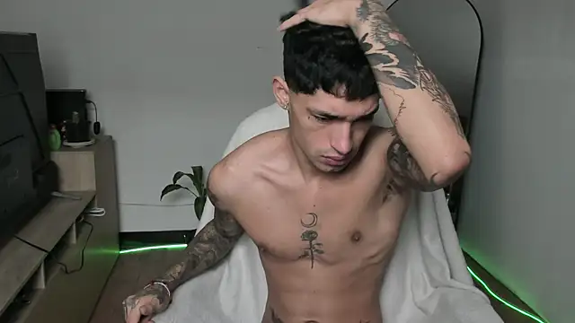 Snapshot of Damon__333 chatting on December 2025 04:58:01 PM Damon 333 online show from December 2025 04:58:01 PM