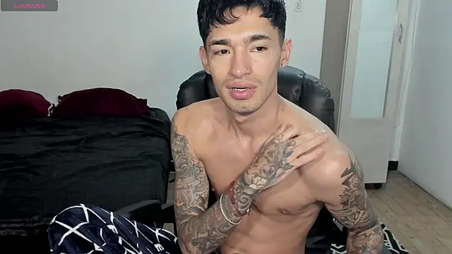 Snapshot of Damon__333 chatting on February 2026 01:02:01 AM Damon 333 online show from February 2026 01:02:01 AM