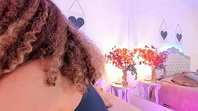 Snapshot of NiaColusi chatting on November 2025 09:58:01 PM NiaColusi online show from November 2025 09:58:01 PM