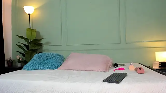 Emma Rosess online show from December 2024 12:50:02 PM