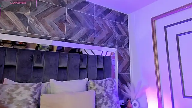 TaniaSmith1 online show from November 2025 11:15:01 PM