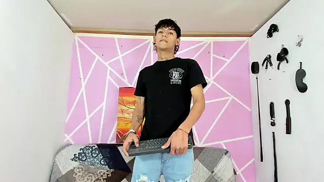 Snapshot of Fresahot2005 chatting on January 2025 07:09:02 PM Fresahot2005 online show from January 2025 07:09:02 PM