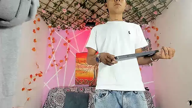 Snapshot of Fresahot2005 chatting on December 2025 08:17:01 PM Fresahot2005 online show from December 2025 08:17:01 PM