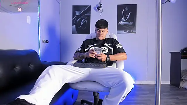 Cristopher strong online show from February 2026 02:05:01 PM