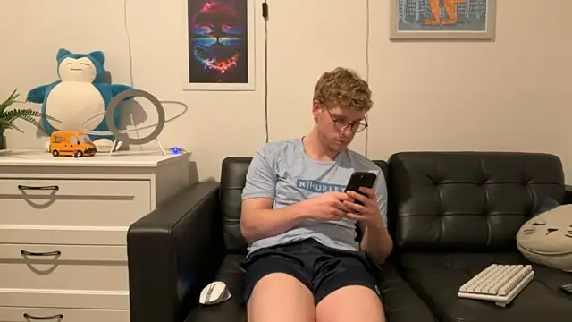 Snapshot of BlueEyedTallGuy94 chatting on December 2024 08:13:01 AM BlueEyedTallGuy94 online show from December 2024 08:13:01 AM