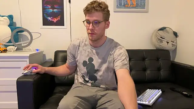 Snapshot of BlueEyedTallGuy94 chatting on December 2024 07:04:02 AM BlueEyedTallGuy94 online show from December 2024 07:04:02 AM