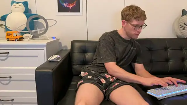 Snapshot of BlueEyedTallGuy94 chatting on January 2025 04:52:01 AM BlueEyedTallGuy94 online show from January 2025 04:52:01 AM