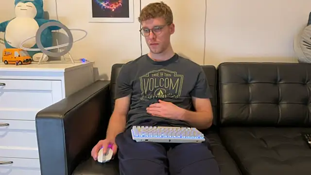 Snapshot of BlueEyedTallGuy94 chatting on January 2025 04:22:02 AM BlueEyedTallGuy94 online show from January 2025 04:22:02 AM