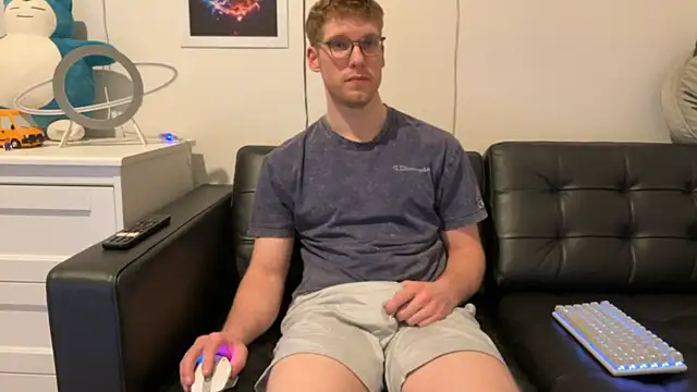 Snapshot of BlueEyedTallGuy94 chatting on January 2025 01:32:01 AM BlueEyedTallGuy94 online show from January 2025 01:32:01 AM