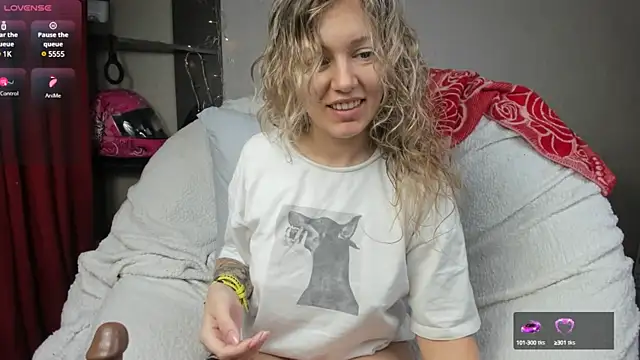 foxy blond online show from February 2025 03:45:01 AM