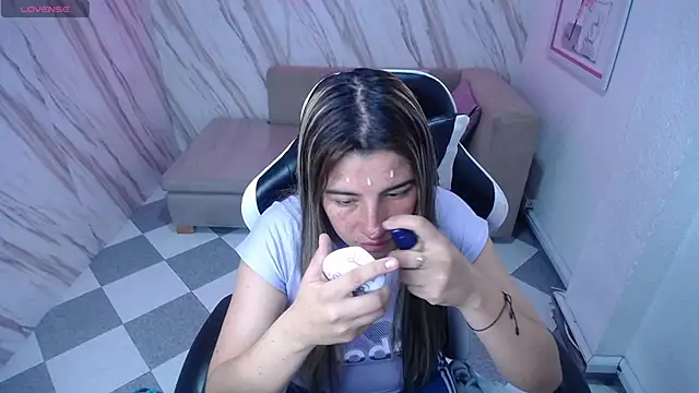 Snapshot of Valerie_b chatting on January 2025 03:04:02 AM Valerie b online show from January 2025 03:04:02 AM