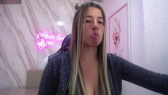 Snapshot of Valerie_b chatting on February 2025 06:15:02 AM Valerie b online show from February 2025 06:15:02 AM