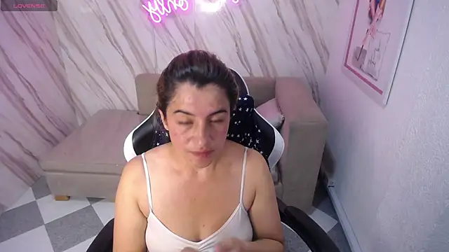 Snapshot of Valerie_b chatting on February 2025 07:38:01 PM Valerie b online show from February 2025 07:38:01 PM