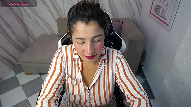 Snapshot of Valerie_b chatting on March 2025 03:11:01 AM Valerie b online show from March 2025 03:11:01 AM