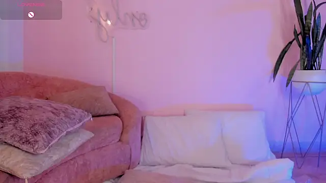 Lucy Vega online show from November 2025 04:01:01 AM