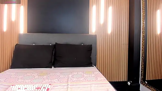 EvaaLovia1 online show from March 2026 01:18:02 PM