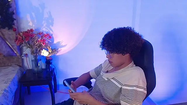 Snapshot of nickolas_moon chatting on January 2025 02:54:02 AM nickolas moon online show from January 2025 02:54:02 AM