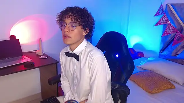 Snapshot of nickolas_moon chatting on February 2025 02:49:01 PM nickolas moon online show from February 2025 02:49:01 PM