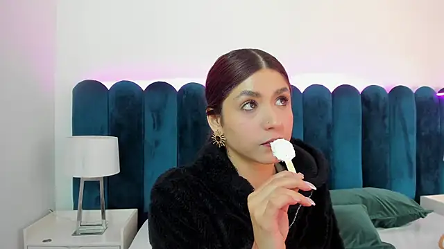 Snapshot of AnnyCherry_ chatting on November 2025 01:15:01 AM AnnyCherry online show from November 2025 01:15:01 AM