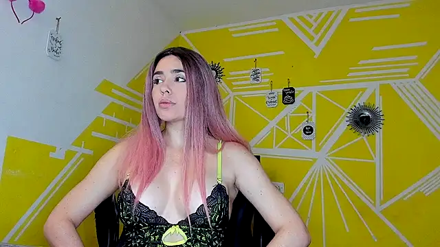 Nikolle Rouss online show from October 2025 09:35:02 PM