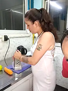 Snapshot of solangeyaelok1 chatting on January 2025 03:48:01 AM solangeyaelok1 online show from January 2025 03:48:01 AM