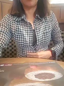 Lunababymylove online show from June 2026 06:57:02 PM