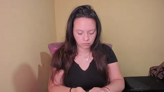 Snapshot of lauraguzman chatting on June 2026 03:09:02 AM lauraguzman online show from June 2026 03:09:02 AM