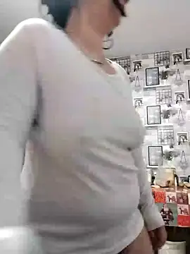 Snapshot of AdelinaJude chatting on January 2025 04:20:01 PM AdelinaJude online show from January 2025 04:20:01 PM