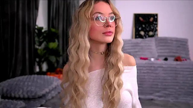 KylieJoyce online show from November 2025 10:45:01 PM