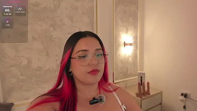 Snapshot of victoria18x chatting on October 2025 07:29:02 PM victoria18x online show from October 2025 07:29:02 PM