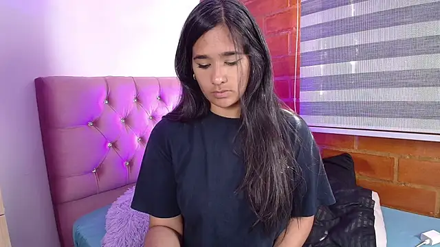 Snapshot of Maeena chatting on December 2024 03:43:02 PM Maeena online show from December 2024 03:43:02 PM