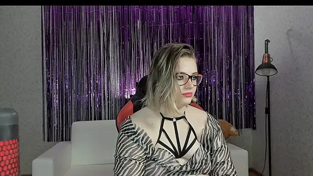 Snapshot of Seductive_She_Wolf chatting on February 2025 02:14:01 AM Seductive She Wolf online show from February 2025 02:14:01 AM