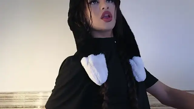 Snapshot of Sophia_Cambpell chatting on December 2025 09:21:02 PM Sophia Cambpell online show from December 2025 09:21:02 PM