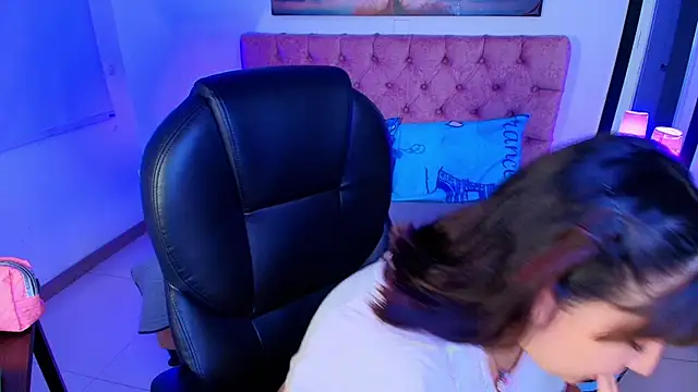 Snapshot of Emma_monserrat chatting on November 2025 08:29:02 PM Emma monserrat online show from November 2025 08:29:02 PM