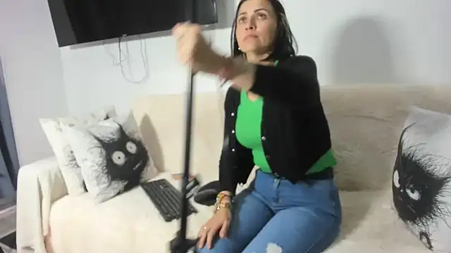 Snapshot of Emma_Jnes chatting on February 2025 09:46:01 PM Emma Jnes online show from February 2025 09:46:01 PM