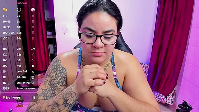 Snapshot of Sharon_hils chatting on December 2024 03:00:02 AM Sharon hils online show from December 2024 03:00:02 AM