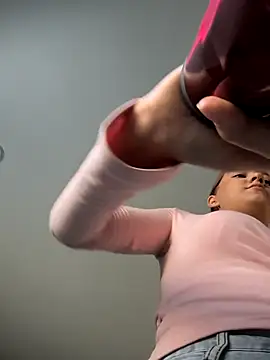 Snapshot of AliceBrayan chatting on October 2025 05:05:01 AM AliceBrayan online show from October 2025 05:05:01 AM