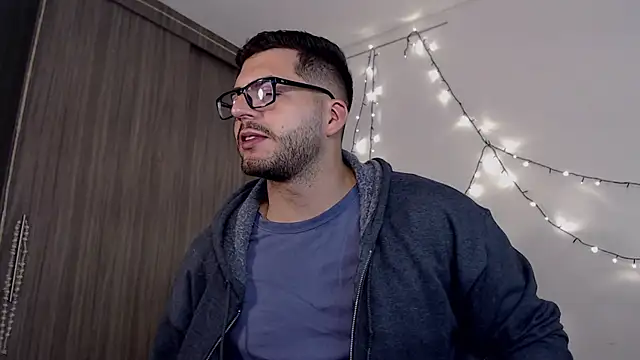 Snapshot of thomas_gun chatting on January 2025 04:18:02 AM thomas gun online show from January 2025 04:18:02 AM